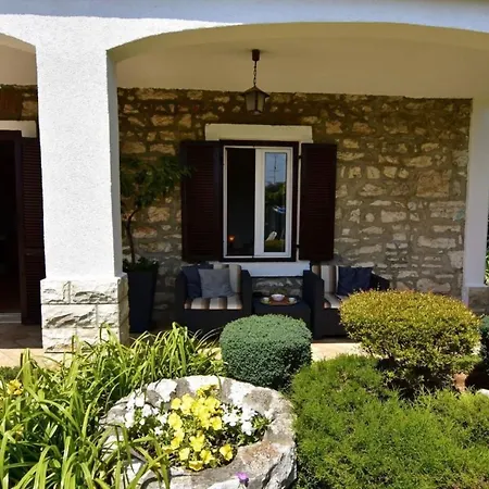 Apartamento Grosse In Mit Grossem Garten Und Meerblick By Interhome Umag