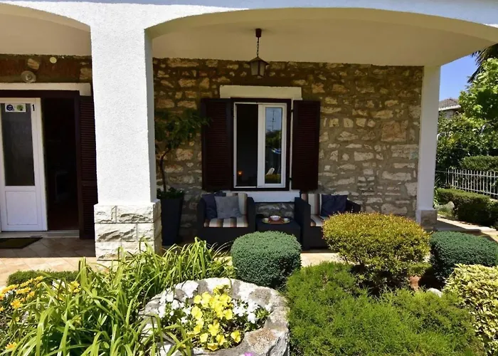 Apartamento Grosse In Mit Grossem Garten Und Meerblick By Interhome Umag