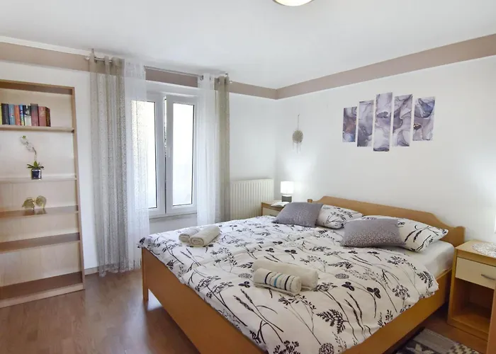 Grosse In Mit Grossem Garten Und Meerblick By Interhome Apartamento Umag