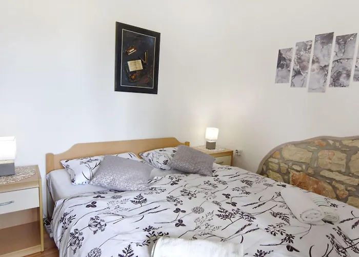 Apartamento Grosse In Mit Grossem Garten Und Meerblick By Interhome