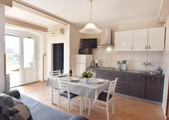 Grosse In Mit Grossem Garten Und Meerblick By Interhome Apartamento