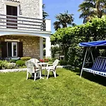Grosse In Mit Grossem Garten Und Meerblick By Interhome