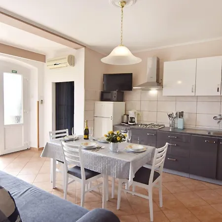Grosse In Mit Grossem Garten Und Meerblick By Interhome Appartamento