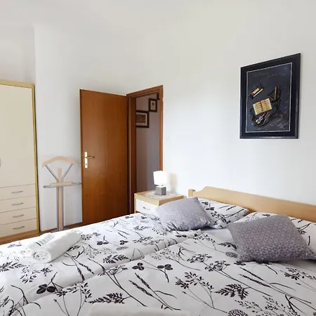 Grosse In Mit Grossem Garten Und Meerblick By Interhome Апартаменты