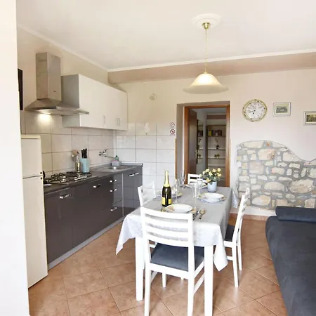 Grosse In Mit Grossem Garten Und Meerblick By Interhome *