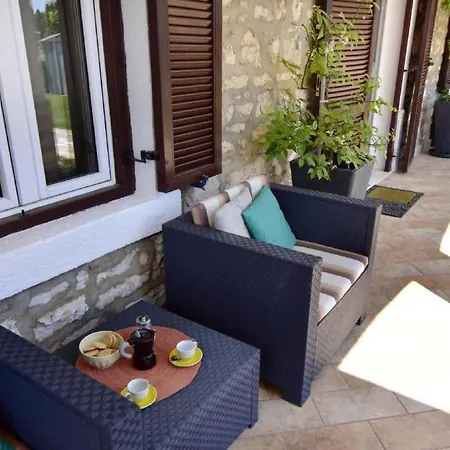 Grosse In Mit Grossem Garten Und Meerblick By Interhome