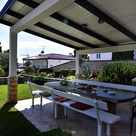 Grosse In Mit Grossem Garten Und Meerblick By Interhome Апартаменты *