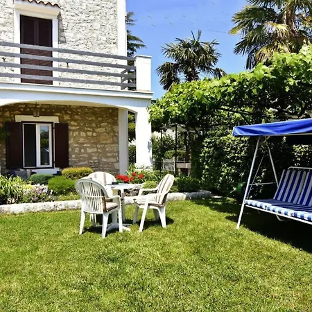 Grosse In Mit Grossem Garten Und Meerblick By Interhome