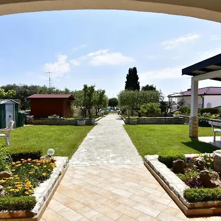 Grosse In Mit Grossem Garten Und Meerblick By Interhome *