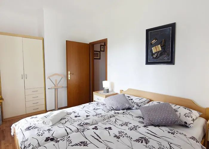 Grosse In Mit Grossem Garten Und Meerblick By Interhome Apartman