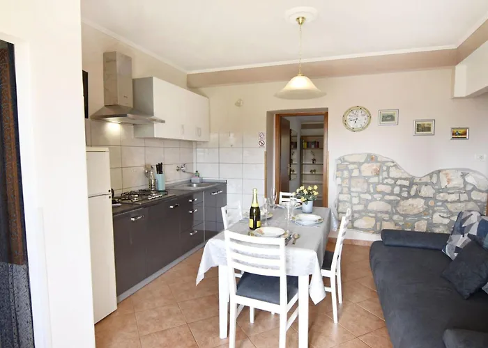 Grosse In Mit Grossem Garten Und Meerblick By Interhome *