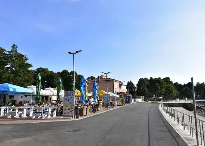 Grosse In Mit Grossem Garten Und Meerblick By Interhome Apartman